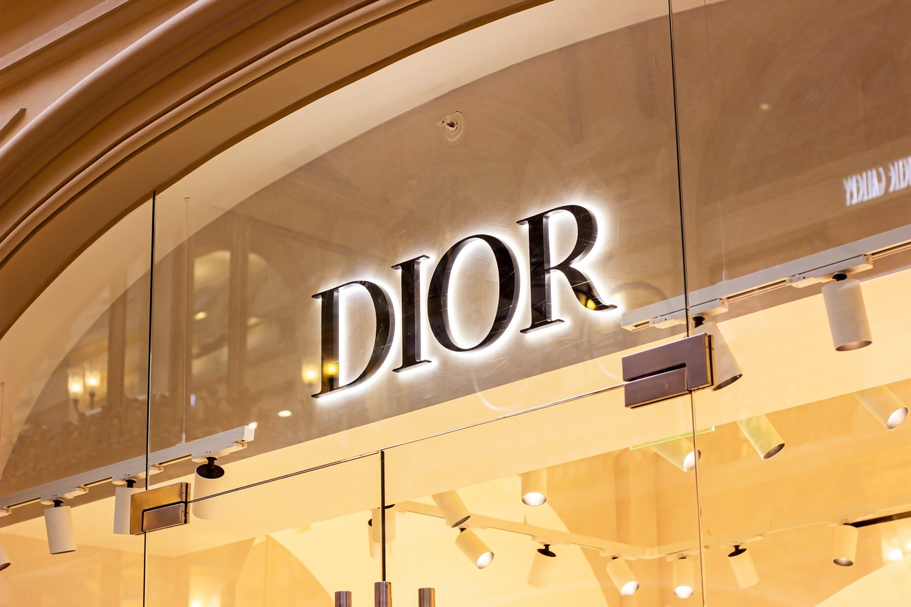 Dior: Κατηγορείται ξανά για cultural appropriation – Αντέγραψε παραδοσιακή κινέζικη φορεσιά;