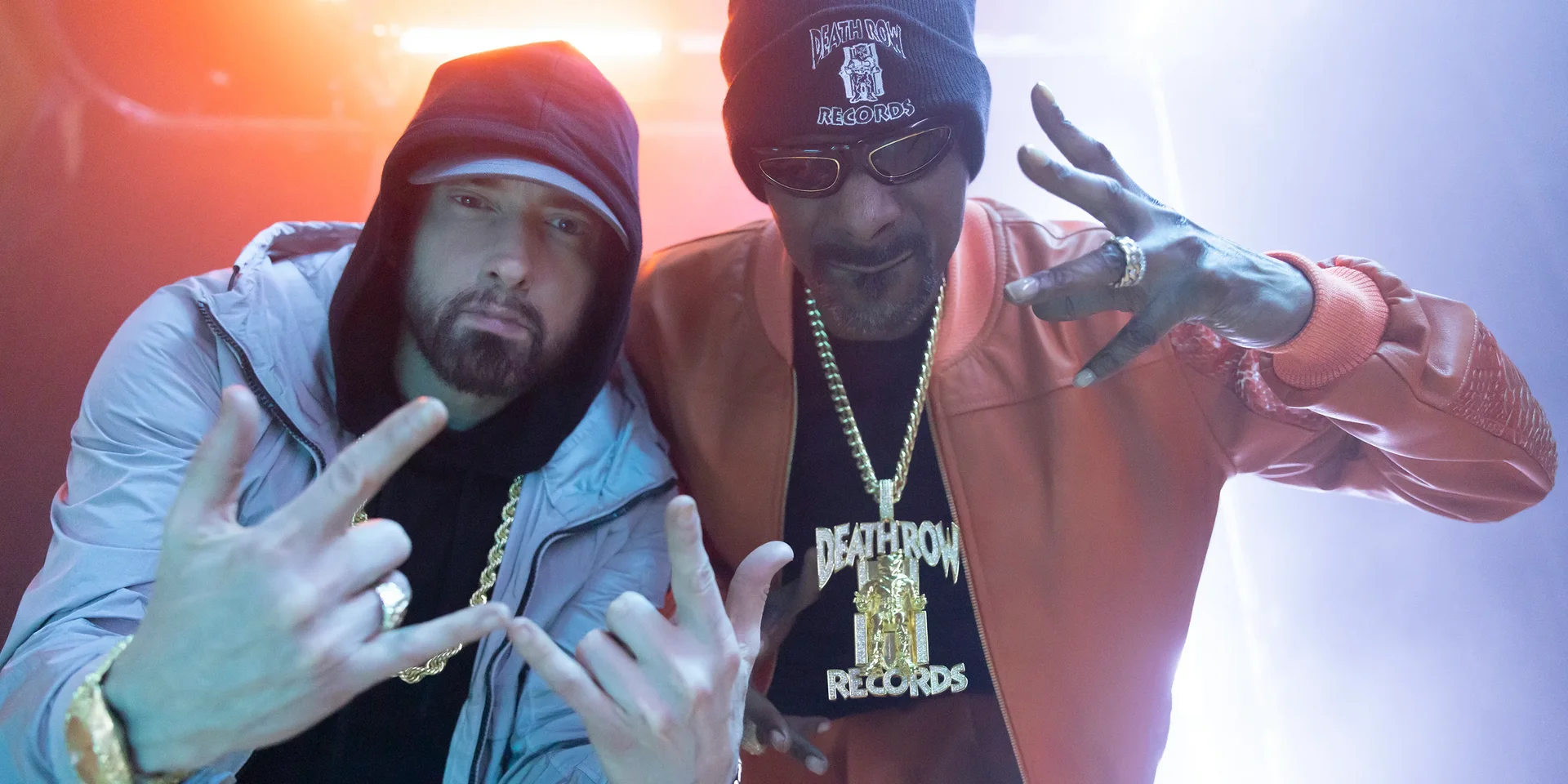 O Eminem και ο Snoop Dogg μοιράζονται πελώριο τσιγαριλίκι στην σκηνή και το κοινό σοκάρεται