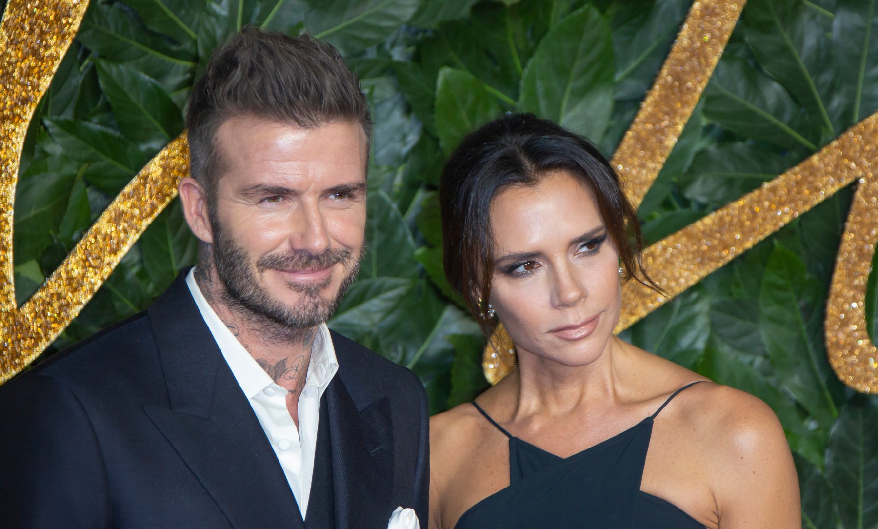 Ο David Beckham τρολάρει τη Victoria γιατί πήρε ειδικό φωτάκι για το βιβλίο της: «Νομίζω ότι η γυναίκα μου γερνάει»