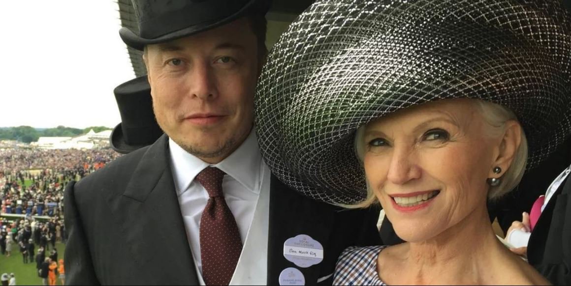 Elon Musk: Στο γκαράζ του σπιτιού του φιλοξενεί την μητέρα του όταν τον επισκέπτεται