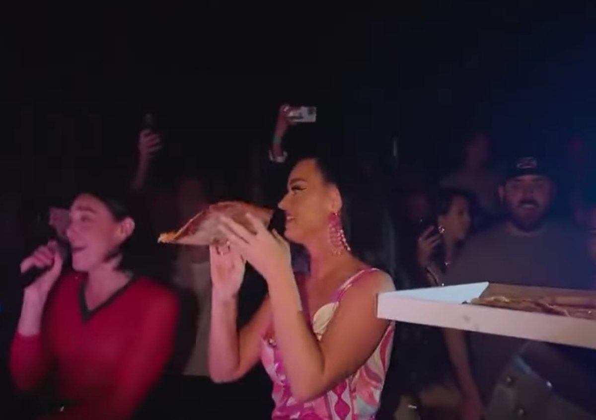 Katy Perry: Πέταξε πίτσα στους θαυμαστές της και την έκραξαν