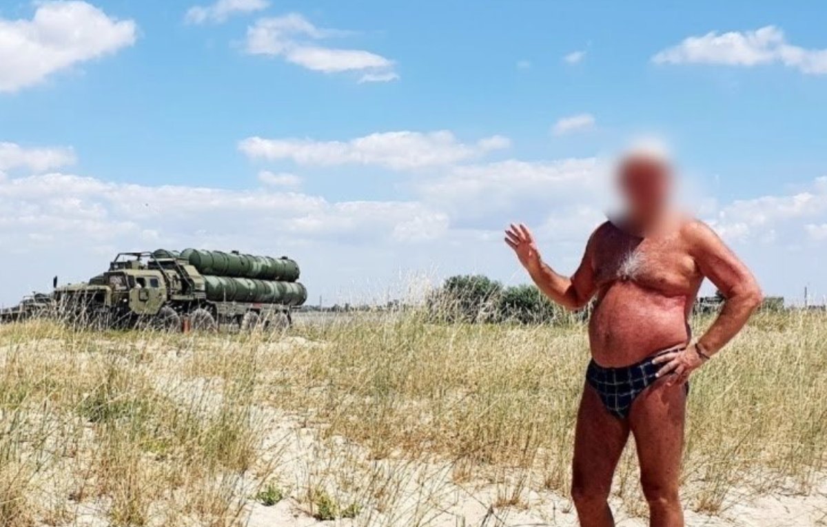 Κριμαία: Ρώσος τουρίστας ποζάρει με μαγιό και προδίδει τη θέση S-400 του Putin – «Συνεχίστε την καλή δουλειά», λέει η Ουκρανία