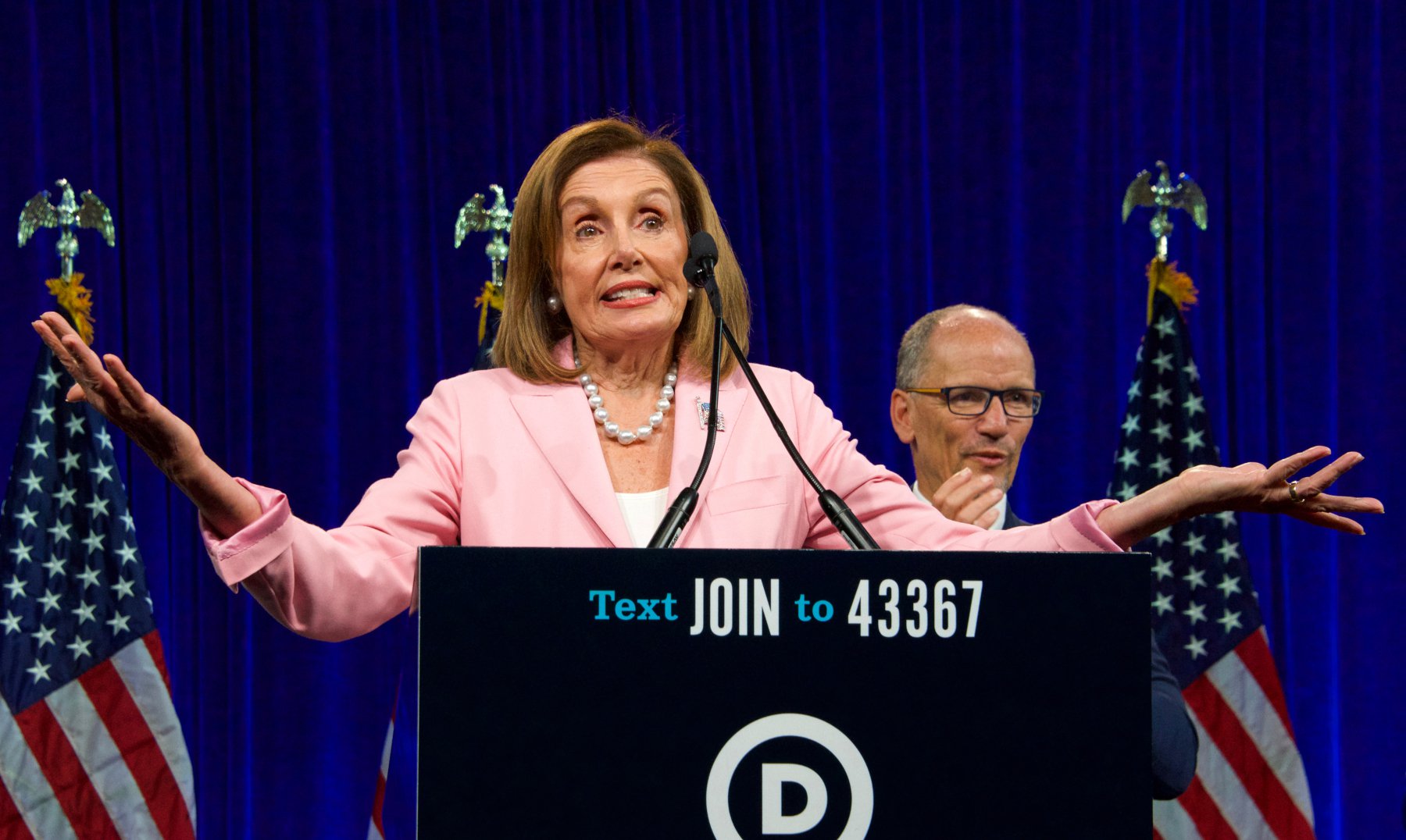 Nancy Pelosi: Το μήνυμα που υπάρχει πίσω από το ροζ κοστούμι της στην Ταϊβάν