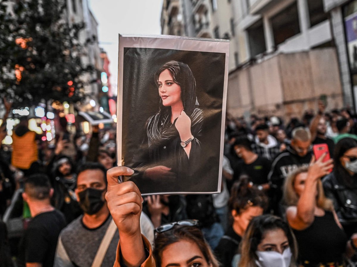 «Φλέγεται» το Ιράν: Μαζικές διαδηλώσεις για τη Μαχσά Αμινί – Προειδοποιήσεις από τον πρόεδρο Ραϊσί