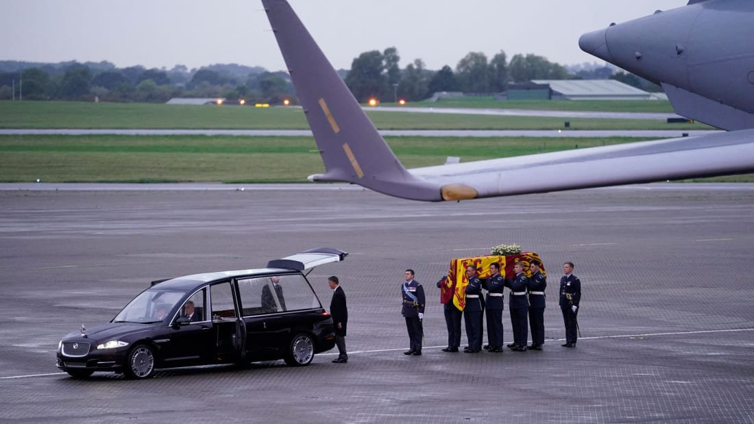 Βασίλισσα Ελισάβετ: Το ρεκόρ που κατέρριψε η πτήση μεταφοράς του φερέτρου της