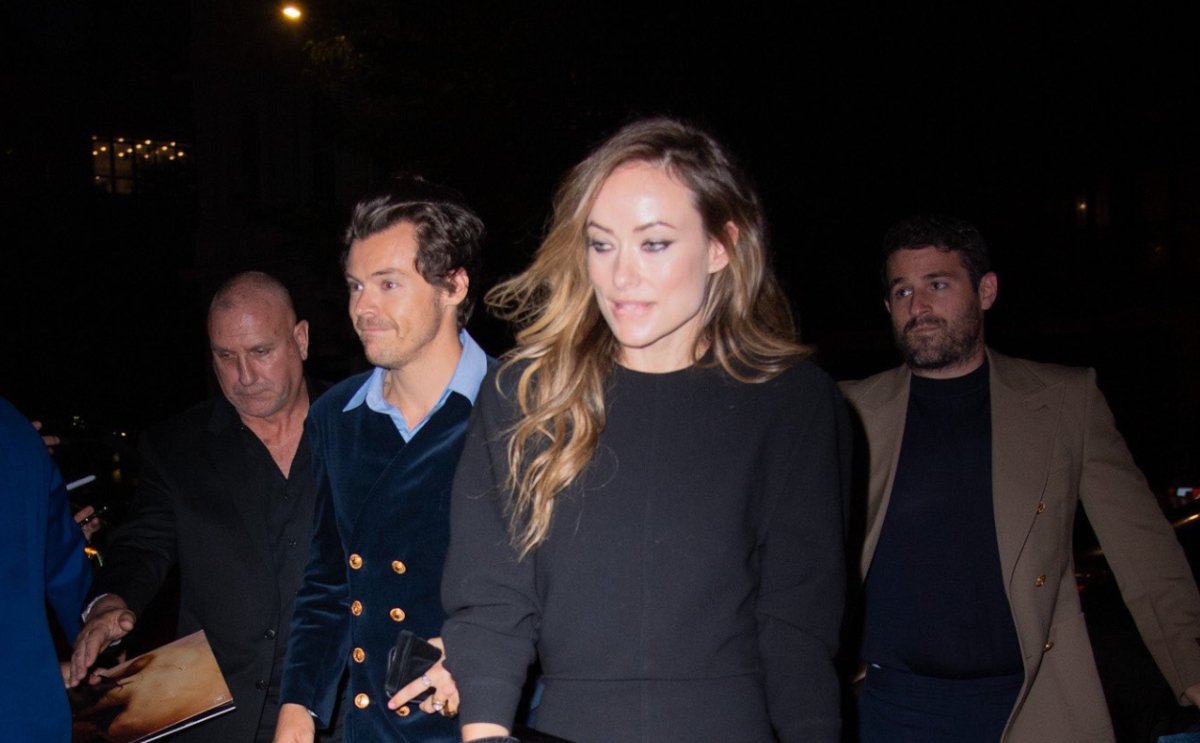 Τέλος στις φήμες χωρισμού: Harry Styles και Olivia Wilde αντάλλαξαν παθιασμένα φιλιά στη μέση του δρόμου