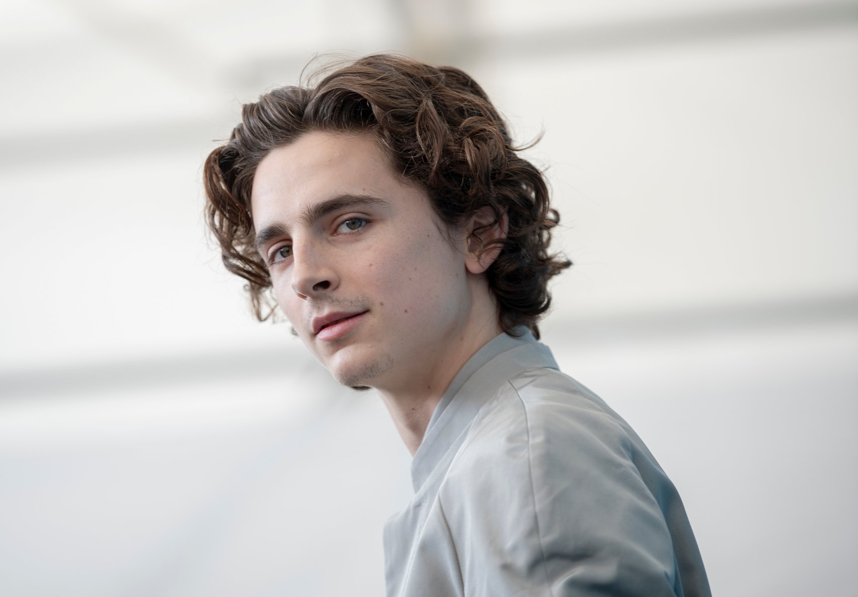 Φεστιβάλ Βενετίας: Όλα τα βλέμματα στον Timothee Chalamet – Εντυπωσίασε με το κόκκινο outfit του