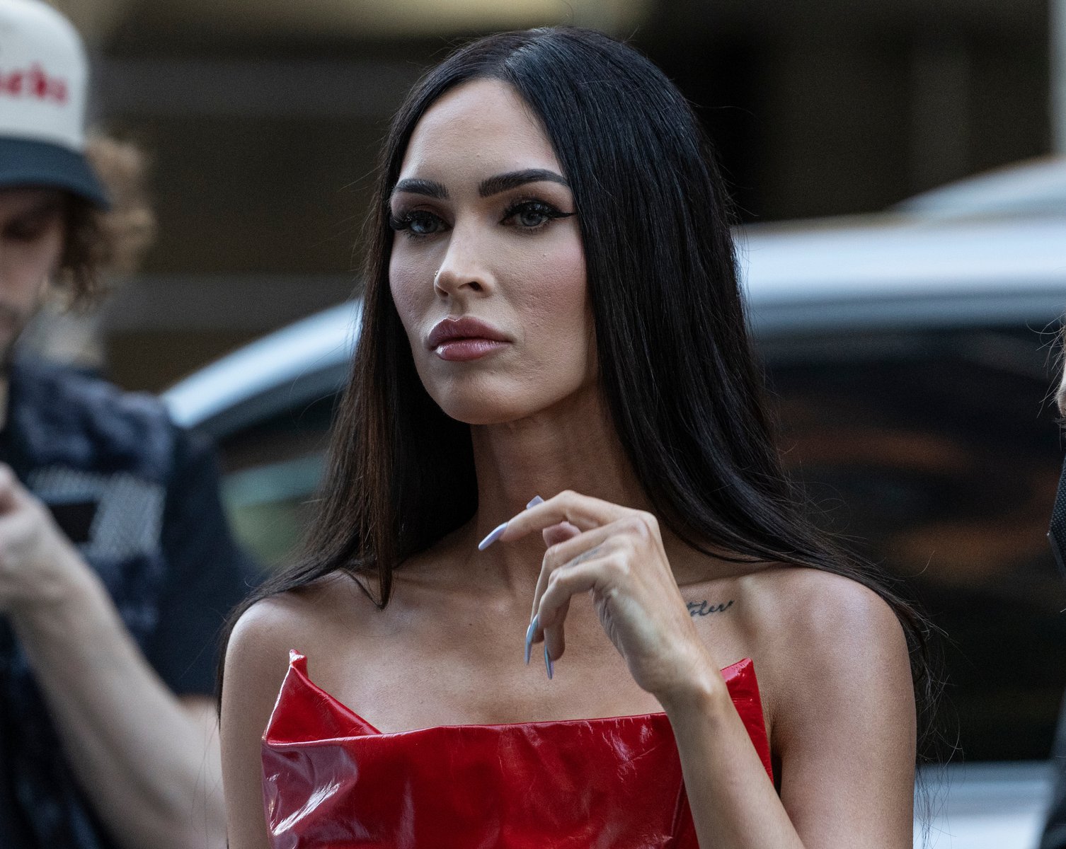 Megan Fox: Το 00s δερμάτινο παντελόνι-καμπάνα που φόρεσε αφήνει λίγα στην φαντασία