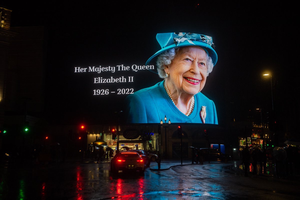Βασίλισσα Ελισάβετ: Ξεκίνησε το τελευταίο της ταξίδι – Πρώτη στάση Εδιμβούργο, την Τρίτη στο Μπάκιγχαμ