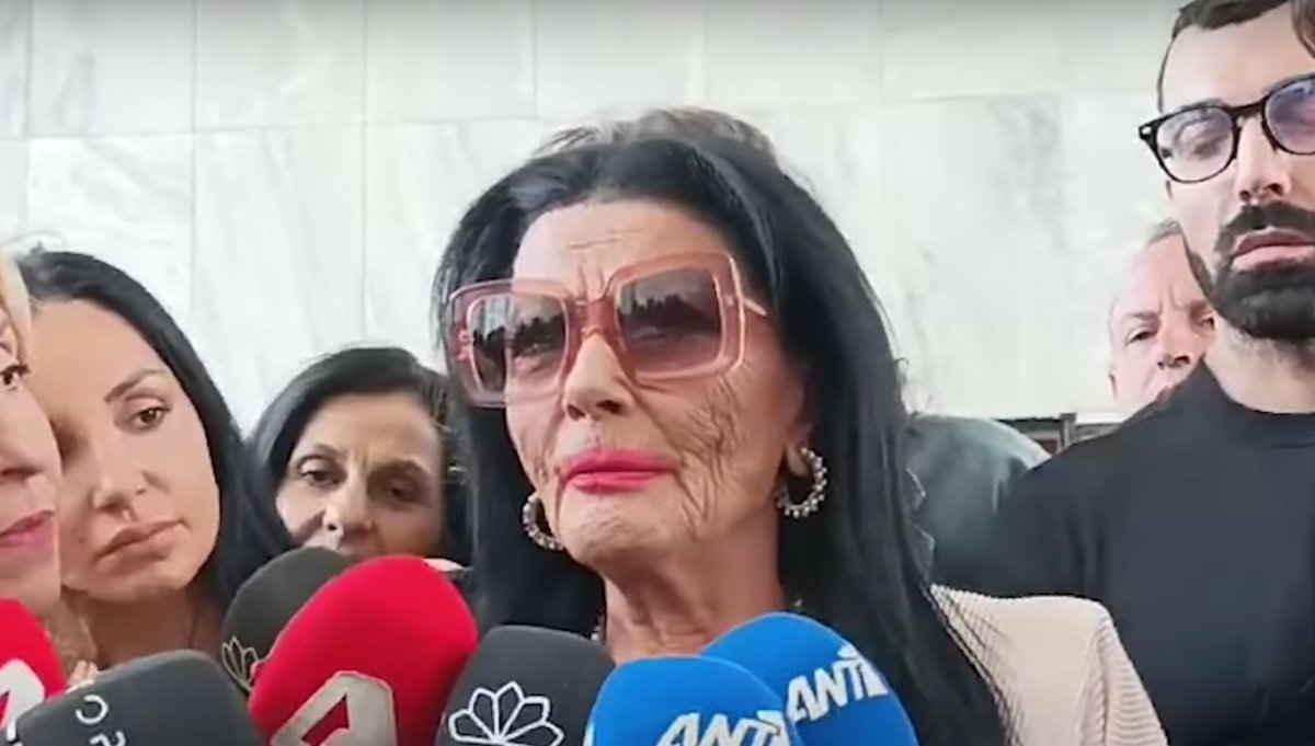 Συντετριμμένη η Ζωζώ Σαπουντζάκη στην κηδεία της Καραγιάννη: «Θέλω κι εγώ όταν φύγω να με πετάξουν στη θάλασσα»