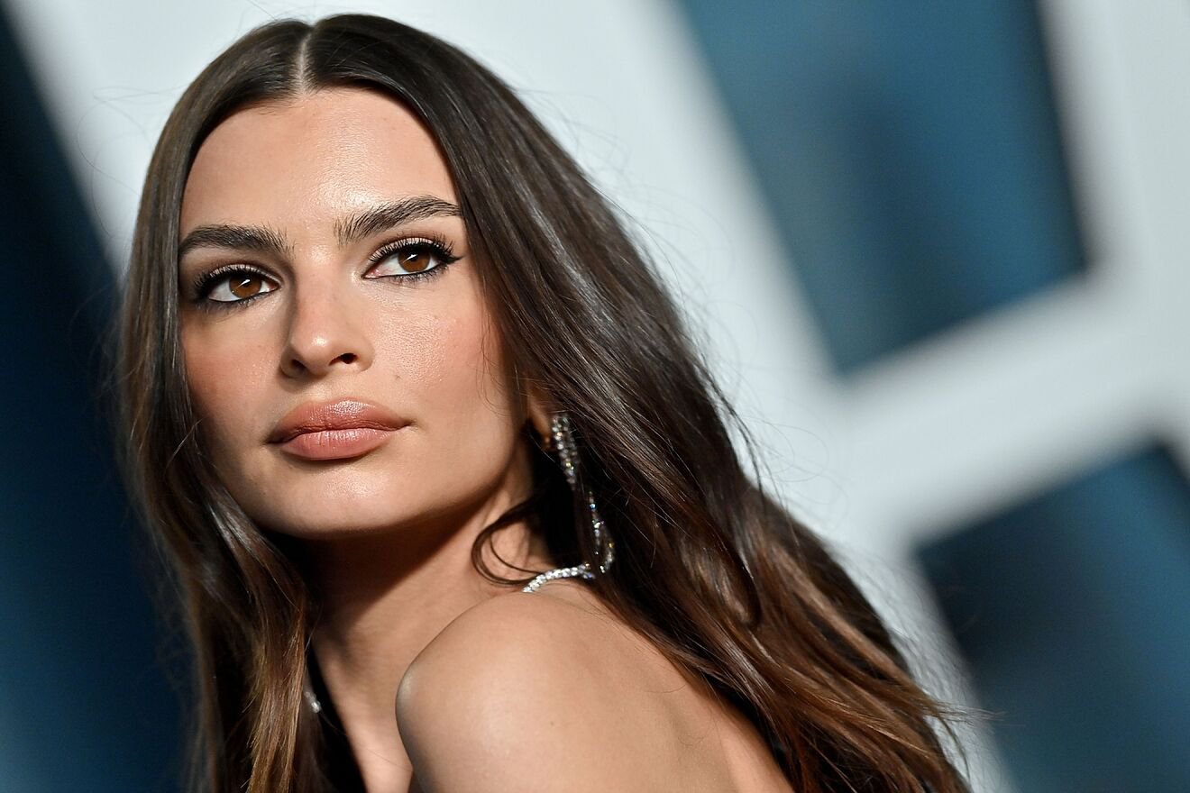 Είναι bisexual η Emily Ratajkowski; Ο πράσινος καναπές της αφήνει πολλά υπονοούμενα