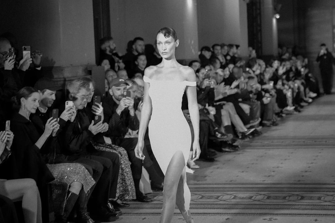 Bella Hadid: Εμφανίστηκε γυμνή στη πασαρέλα για να της φτιάξουν φόρεμα από σπρέι – Εντυπωσιακό τουλάχιστον