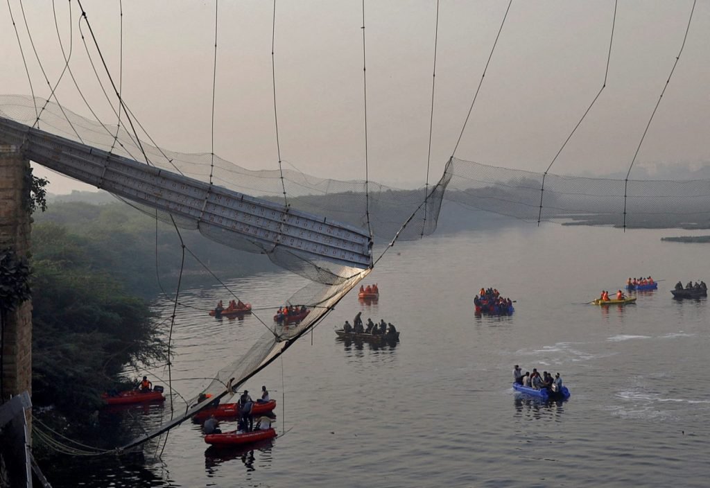 Ινδία: Η σοκαριστική στιγμή κατάρρευσης της γέφυρας που κόστισε την ζωή σε 130 ανθρώπους