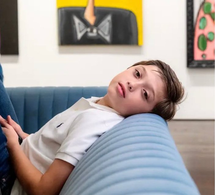Οι πίνακες του πωλούνται σε τρελές τιμές: Ένας 10χρονος έχει κάνει τον κόσμο της τέχνης να παραμιλάει