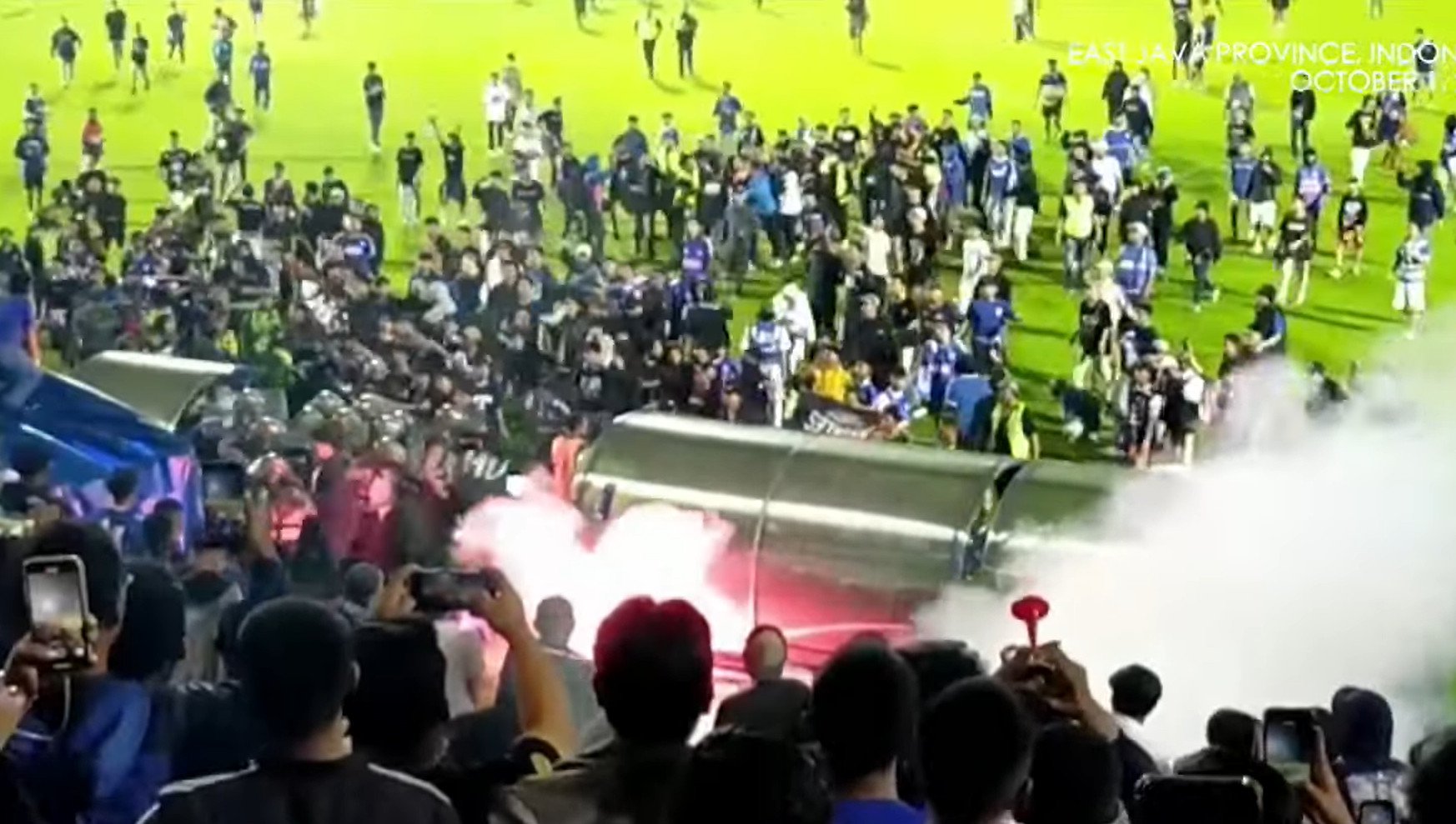 Χάος στην Ινδονησία: 125 νεκροί μετά από εισβολή οπαδών σε γήπεδο – Σκηνικό πολέμου με χημικά και σφαίρες