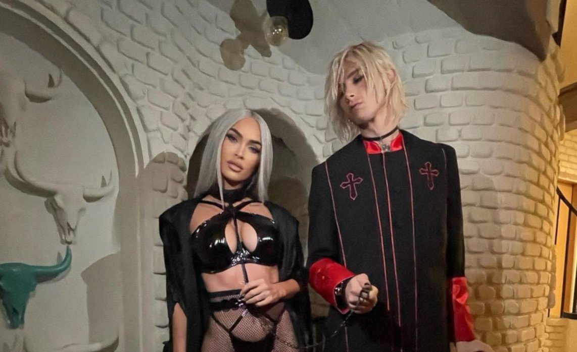 Megan Fox και Machine Gun Kelly ντύθηκαν για το Halloween πάστορας και σέξι πιστή που πίνει το αίμα του