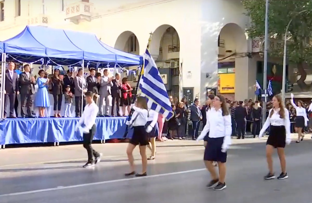 Θεσσαλονίκη: Ξεχώρισε στην παρέλαση η μαθήτρια και αθλήτρια με καταγωγή από την Κένυα – «Περήφανη για την πατρίδα μου»