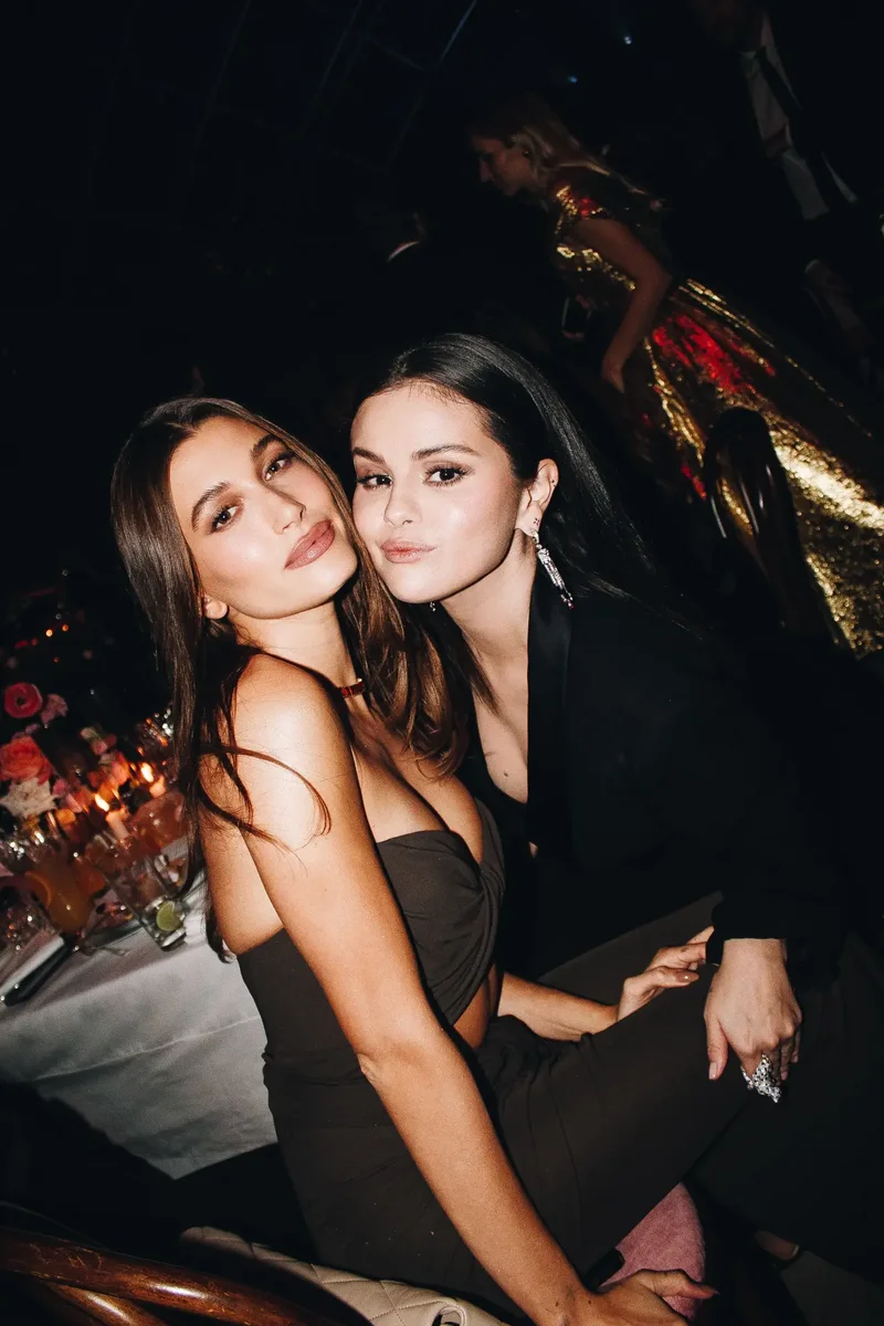 Οι Άννα Βίσση – Δέσποινα Βανδή της Αμερικής: Η Selena Gomez «τα βρήκε» με την Hailey Bieber και φωτογραφήθηκε αγκαλιά μαζί της