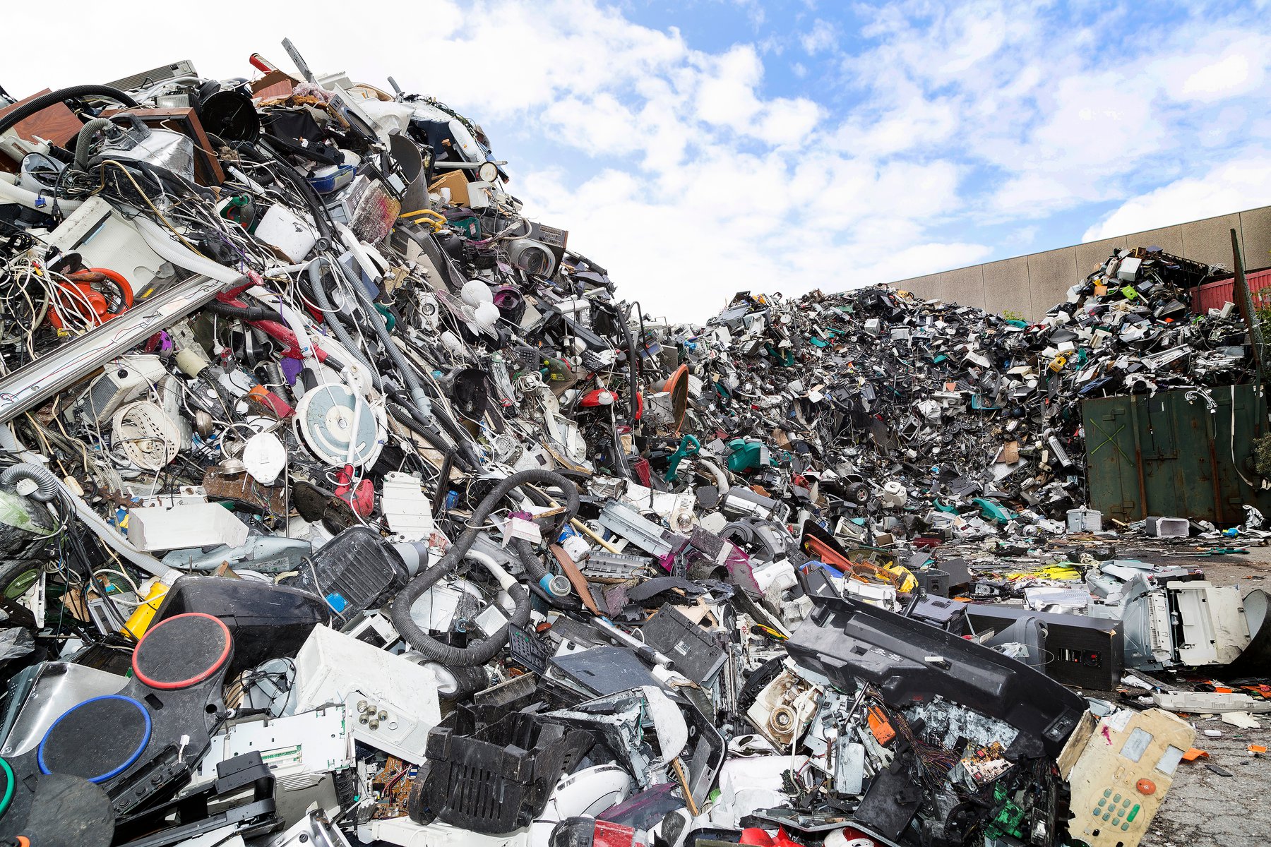 Το περιβαλλοντικό αποτύπωμα των κινητών μας: 5 δισεκατομμύρια συσκευές μόλυναν το έδαφος μόνο το 2022
