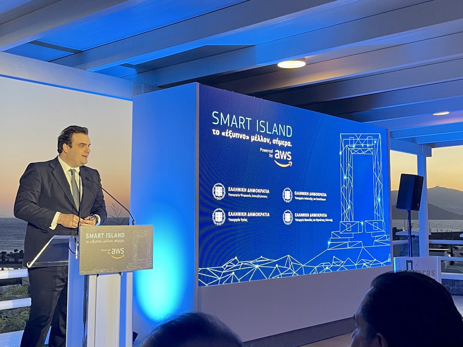 Smart Island: Η Νάξος γίνεται το σημείο αφετηρίας των επενδύσεων της Amazon στην Ελλάδα – Τι αλλάζει στο νησί