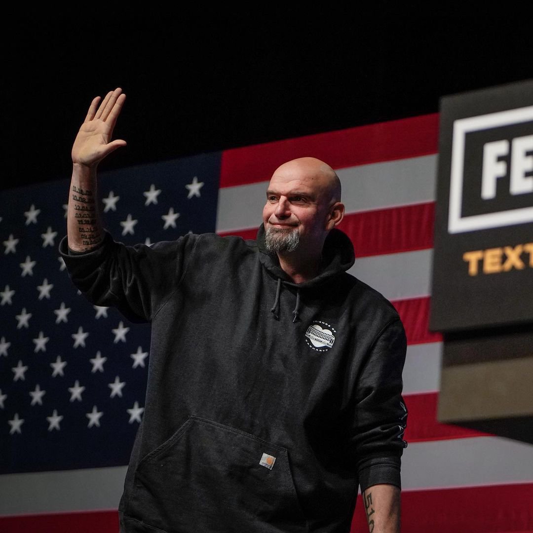 John Fetterman: Ο γερουσιαστής με τα τατουάζ δολοφονιών που ανέτρεψε τα προγνωστικά και κρατάει «ζωντανούς» στους Δημοκρατικούς