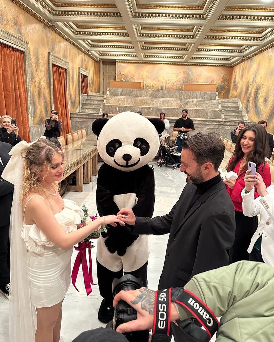 Ο Κώστας Μπακογιάννης πάντρεψε ζευγάρι με κουμπάρο ντυμένο panda και έκανε το λογοπαίγνιο που έπρεπε