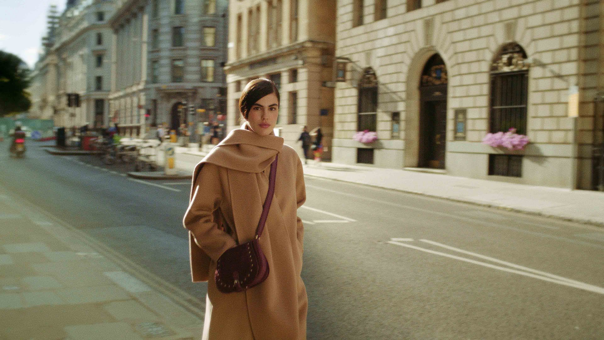 TED BAKER: Τα prints και τα γήινα χρώματα μπλέκονται με παγιέτες και βελούδο στην χειμερινή συλλογή για το 2022