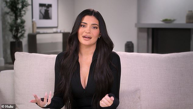 Kylie Jenner: «Επειδή έγινα μαμά δεν σημαίνει ότι δεν θα βγάζω τα βυζι@ και τον κ@λο μου έξω»