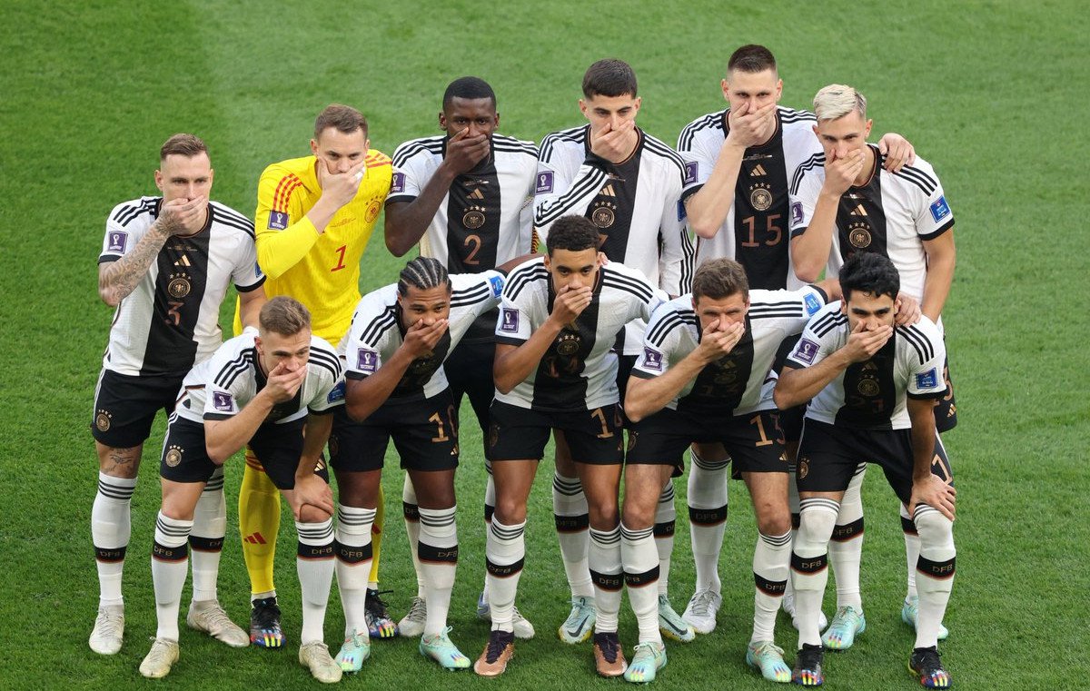 Κλειστά τα στόματα: Η κίνηση των ποδοσφαιριστών της Γερμανίας πρέπει να «έτσουξε» τη FIFA