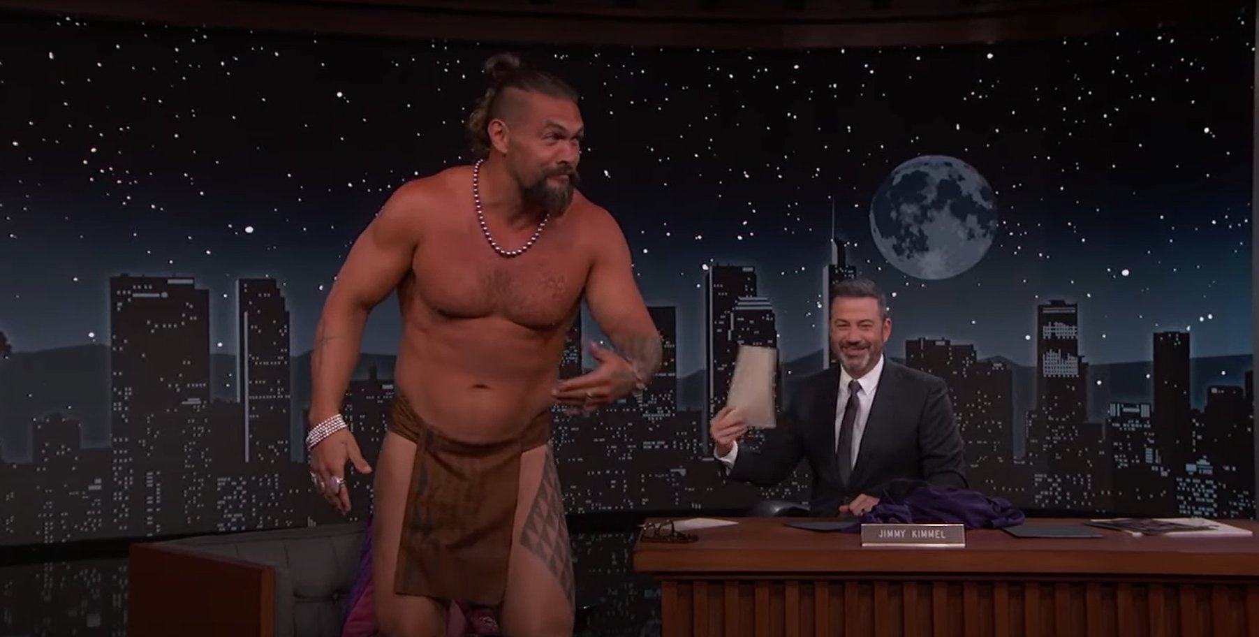 Jason Momoa: Έκανε στριπτίζ στο σόου του Kimmel και δεν φορούσε εσώρουχο αλλά μια αντισεξουαλική «βράκα» ιθαγενών