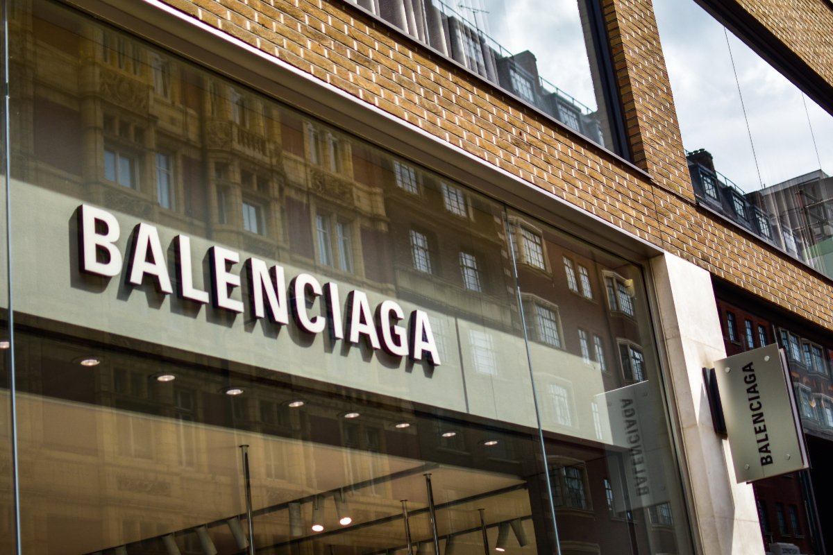 Balenciaga: Ζήτησε συγγνώμη για την καμπάνια με τα παιδιά που κρατούσαν  λούτρινα αρκουδάκια με BDSM αξεσουάρ