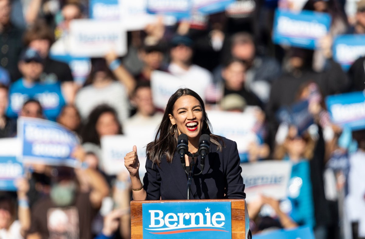 H Alexandria Ocasio-Cortez φοβάται για τη ζωή της: «Διστάζω μέχρι και να βγάλω βόλτα τον σκύλο μου»