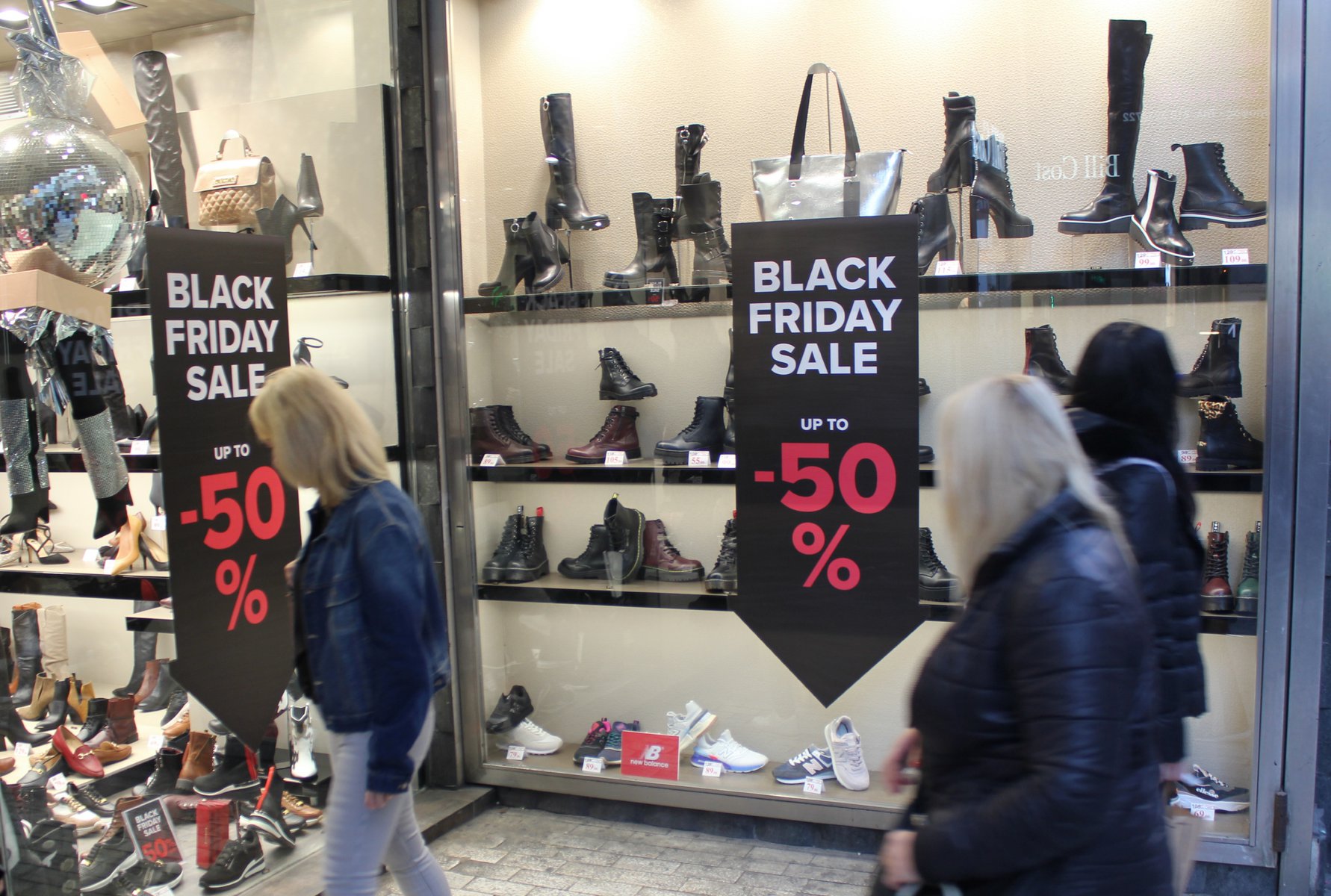 Black Friday: Εικόνες «Αμερικής» στο κέντρο της Αθήνας – Οι ατελείωτες ουρές και οι απάτες στις προσφορές