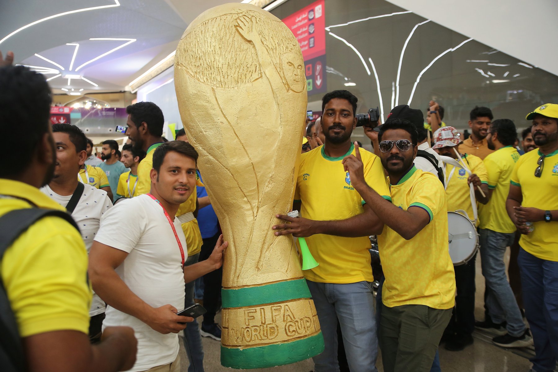 Κατάρ: Ύποπτη η ομοιότητα των οπαδών του Παγκόσμιου Κυπέλλου – Αναφορές για πληρωμένους «φιλάθλους»