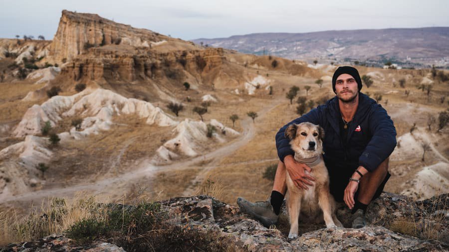 48.000 χιλιόμετρα σε 7 χρόνια: Ένας άντρας γύρισε τον κόσμο με travel buddy τον σκύλο του