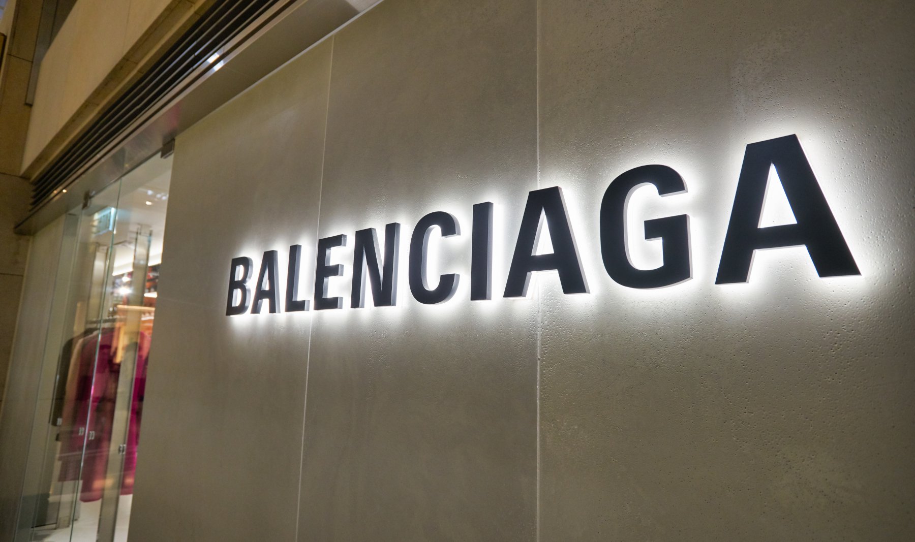 Balenciaga: Από την απομάκρυνση του Kanye West, στην παιδοφιλική καμπάνια και τις απανωτές συγγνώμες