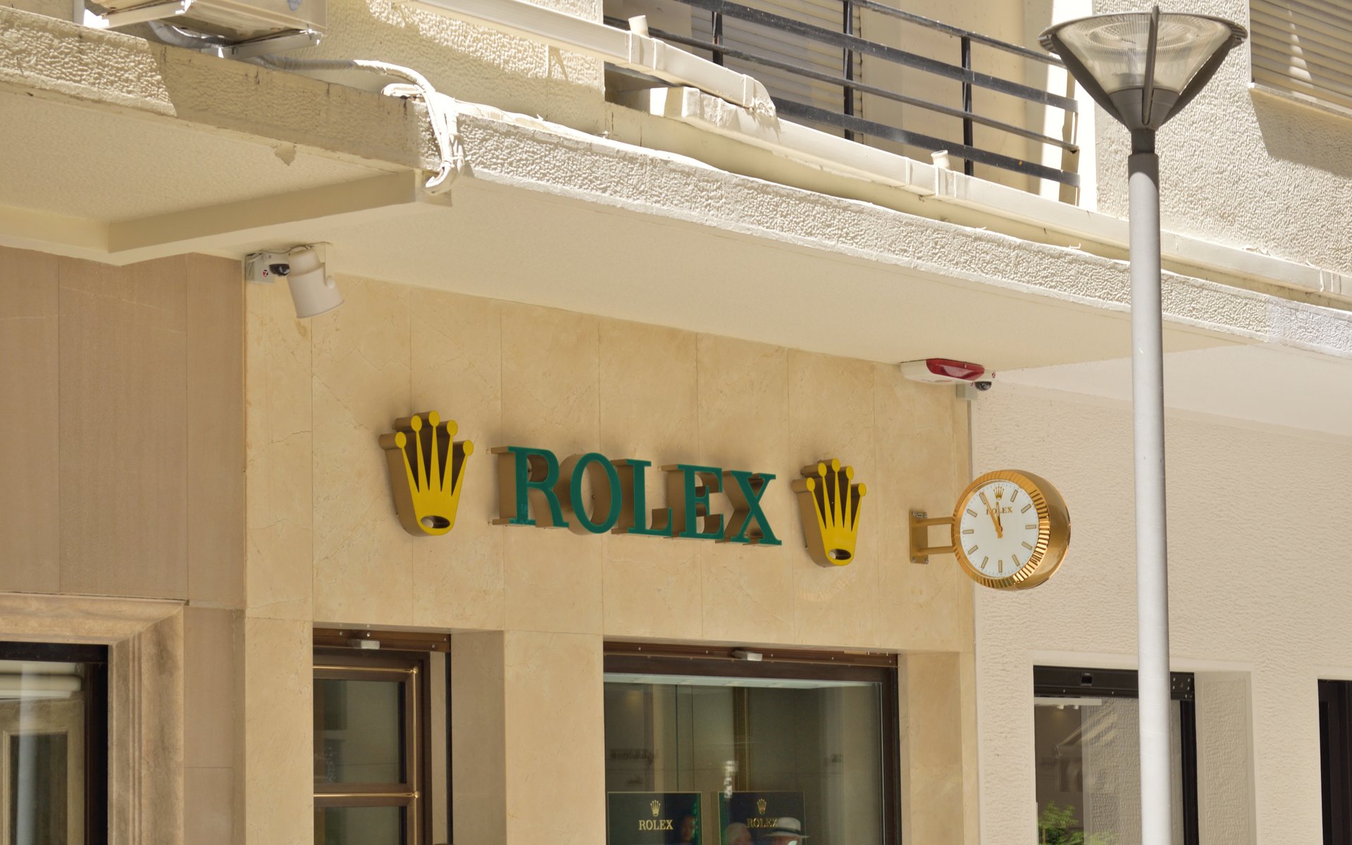 «Ξετρύπωσαν» Ροζ Πάνθηρες που άρπαξαν τα Rolex