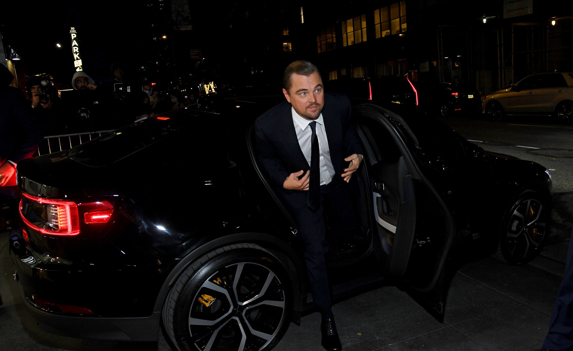 Πρωτοφανές: Ο Leonardo DiCaprio εθεάθη να φλερτάρει με δύο 27χρονες