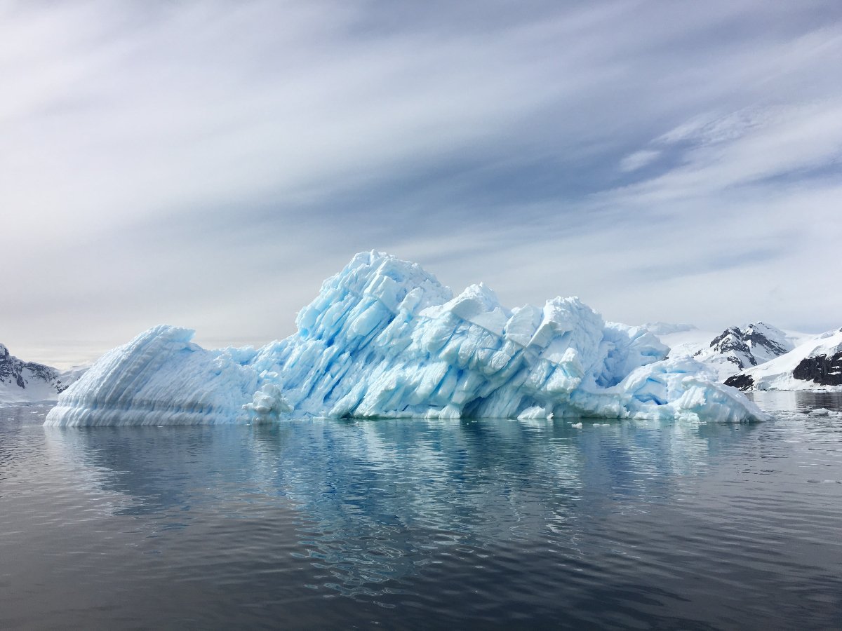 Πόσες προειδοποιήσεις πρέπει να γίνουν ακόμα: Νέα μελέτη δείχνει πως οι μισοί παγετώνες του πλανήτη θα χαθούν μέχρι το 2100 – Ποιες οι συνέπειες