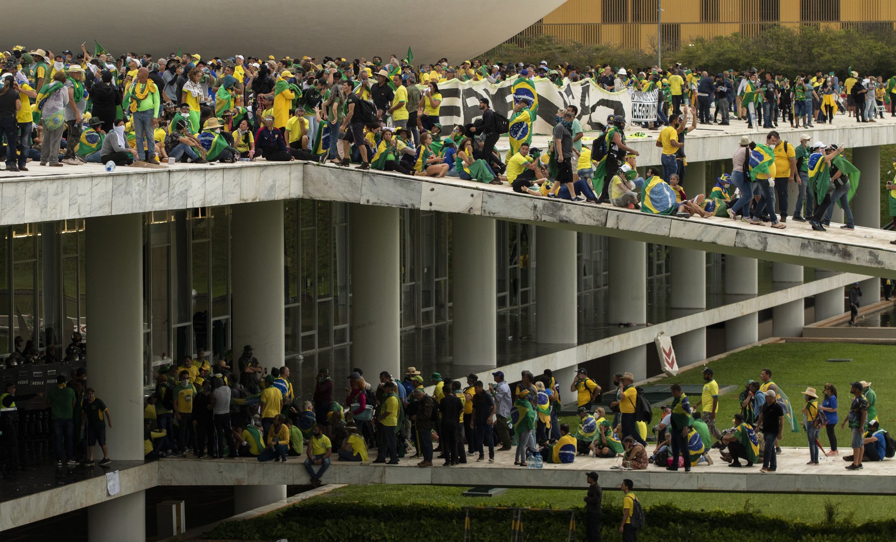 Στον ανακριτή ο Μπολσονάρου για τις ταραχές του Ιανουαρίου στη Βραζιλία