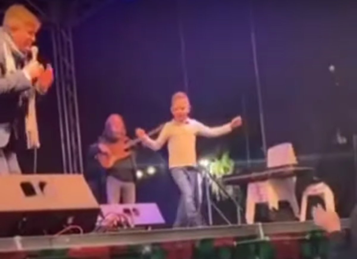Κρήτη: 7χρονος σηκώθηκε για ζεϊμπέκικο και χόρεψε καλύτερα κι από τους ενήλικες