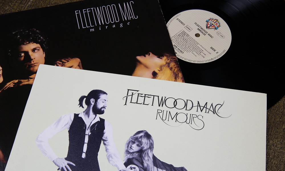 Fleetwood Mac: Ερωτικά τρίγωνα και… τετράγωνα, ένα άλμπουμ-αριστούργημα και μια σειρά που δεν χάνεται