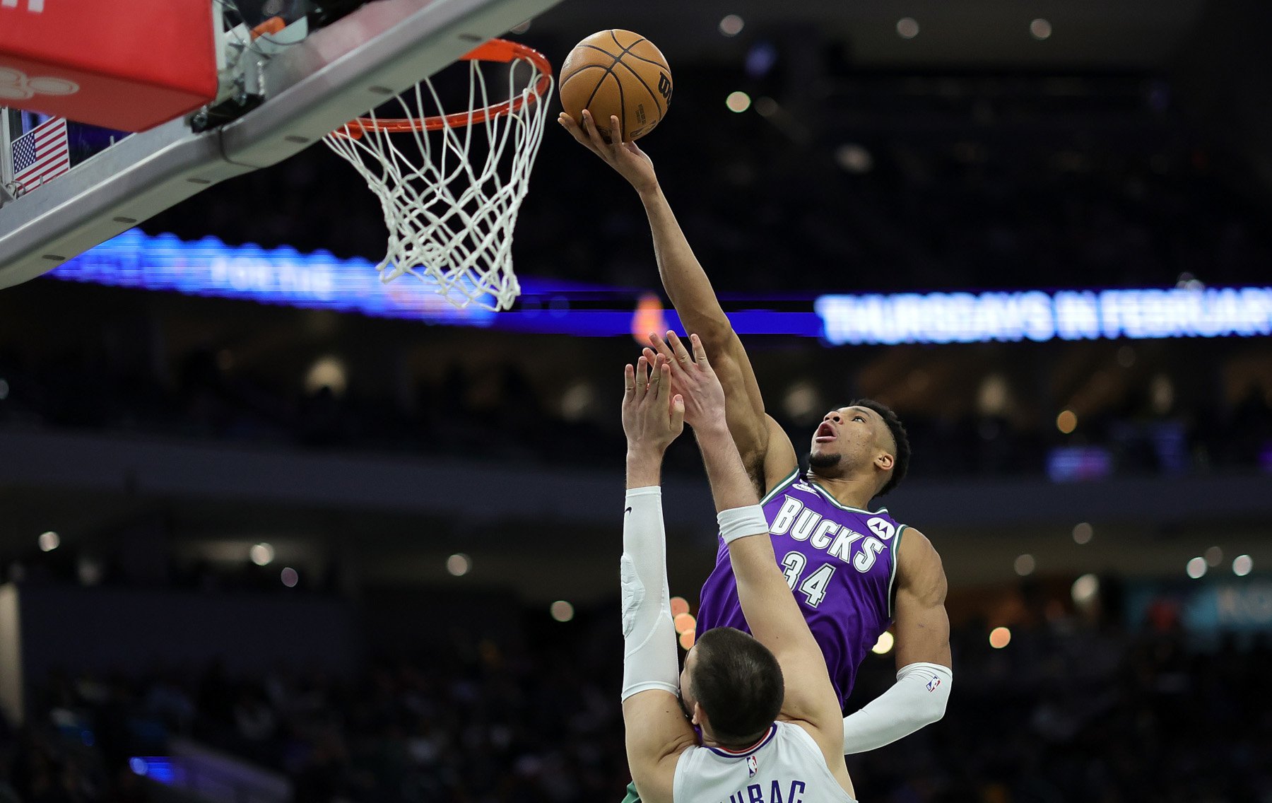 Oh My Giannis: Με το πόδι πατημένο στο γκάζι, κάνει τους σέντερ να μοιάζουν με παιδάκια Γιάννης Αντετοκούνμπο