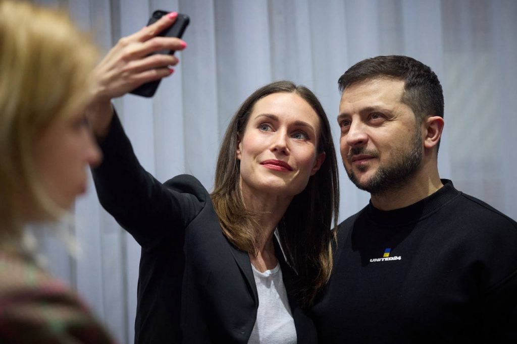 Viral η selfie της Σάνα Μαρίν με τον Ζελένσκι