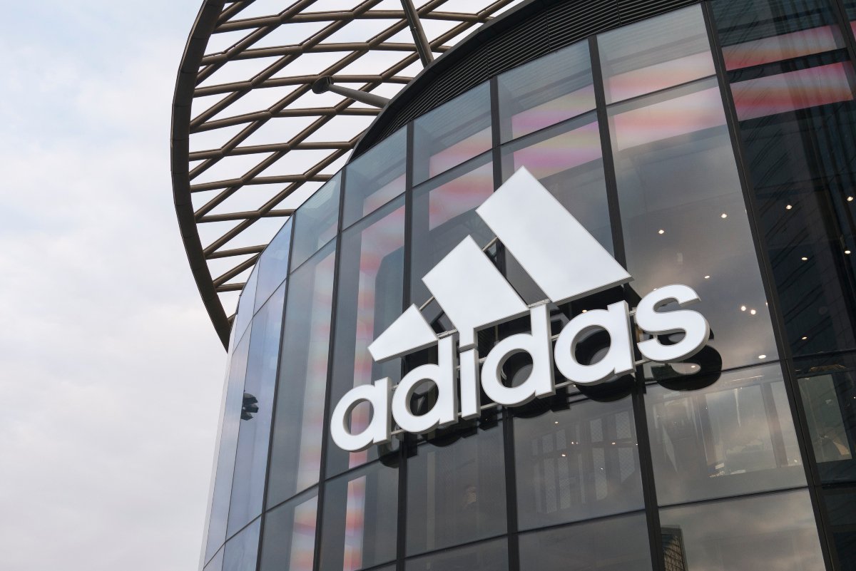 Adidas: Βαρύ το κόστος του «διαζύγιου» με τον Kanye West – Πώς η απώλεια του ράπερ θα κοστίσει 1 δισ. δολάρια στην εταιρεία