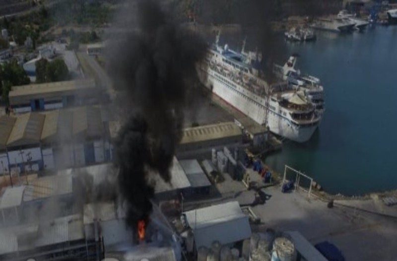 Φωτιά σε εργοστάσιο στη Χαλκίδα- Αναφορές για πολλαπλές εκρήξεις