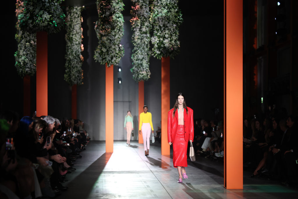 Γιατί ο οίκος Prada είναι ό,τι πιο hot κυκλοφορεί στον κόσμο της μόδας