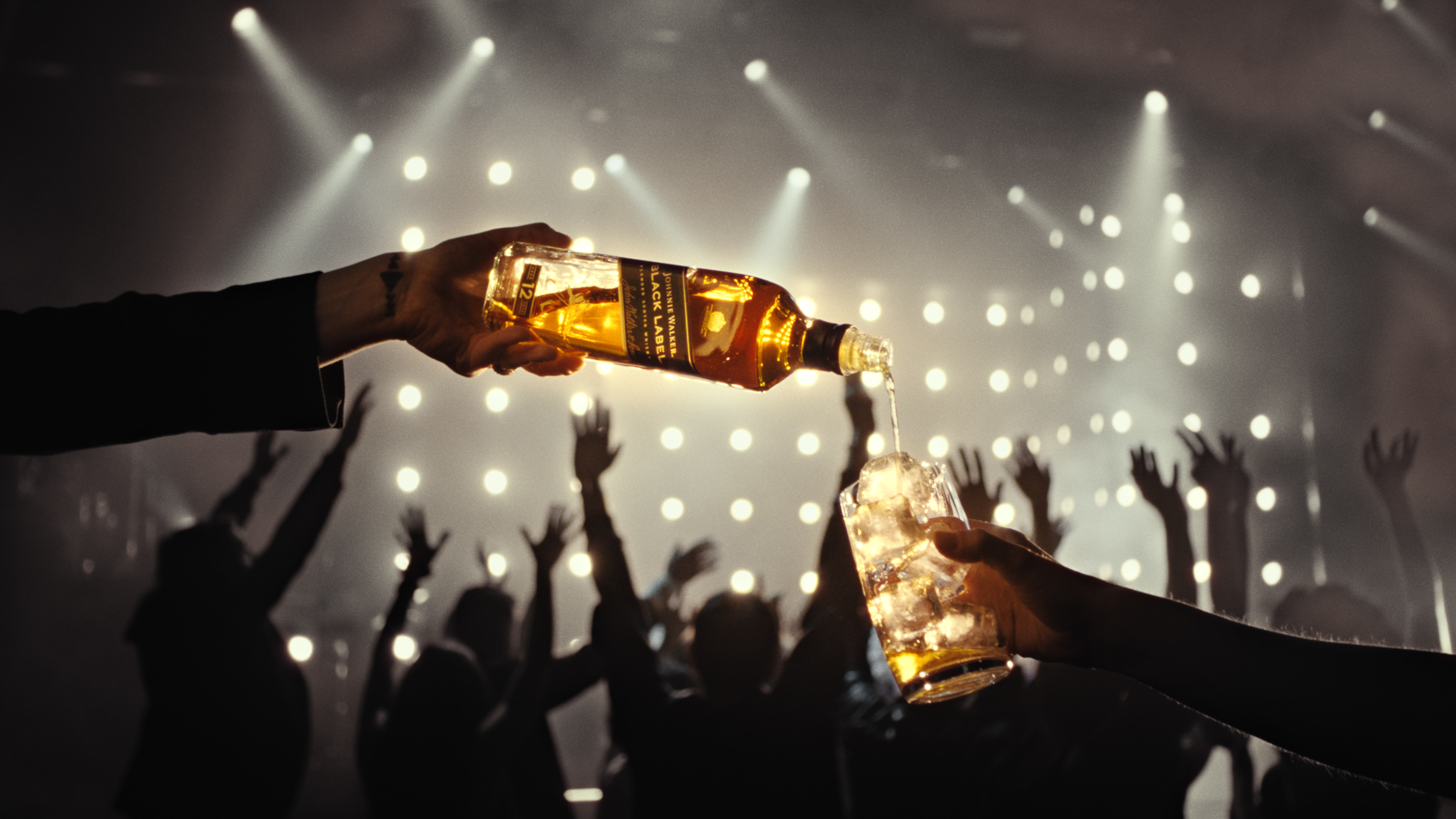 Το Johnnie Walker και ο Κωνσταντίνος Αργυρός συνοδεύουν τις νύχτες μας Johnnie Walker
