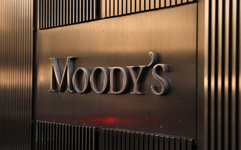 Moody’s: «Προβλέπουμε ότι η Ελλάδα θα σημειώσει μία από τις μεγαλύτερες μειώσεις χρέους παγκοσμίως»