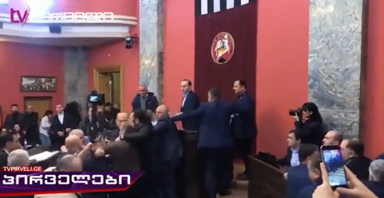 «Ροντέο» το Κοινοβούλιο της Γεωργίας με ξύλο μεταξύ βουλευτών